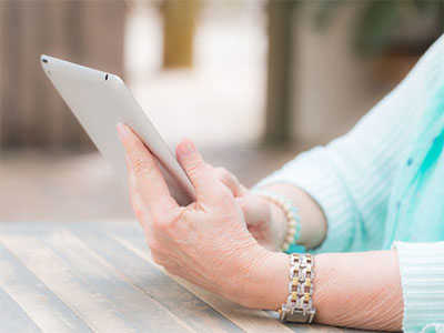 Frau hält Ipad in den Händen