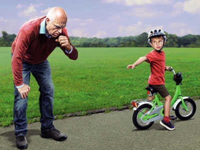 Erschöpfter Mann und ein Junge auf dem Fahrrad